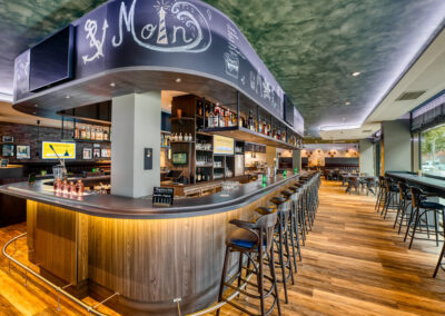 Stilvolle Bar mit Charakter