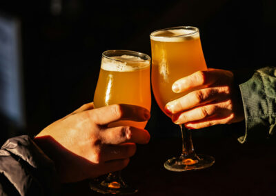 Unterhaltsamer Treffpunkt an der Bar