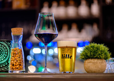 Unterhaltsamer Treffpunkt an der Bar